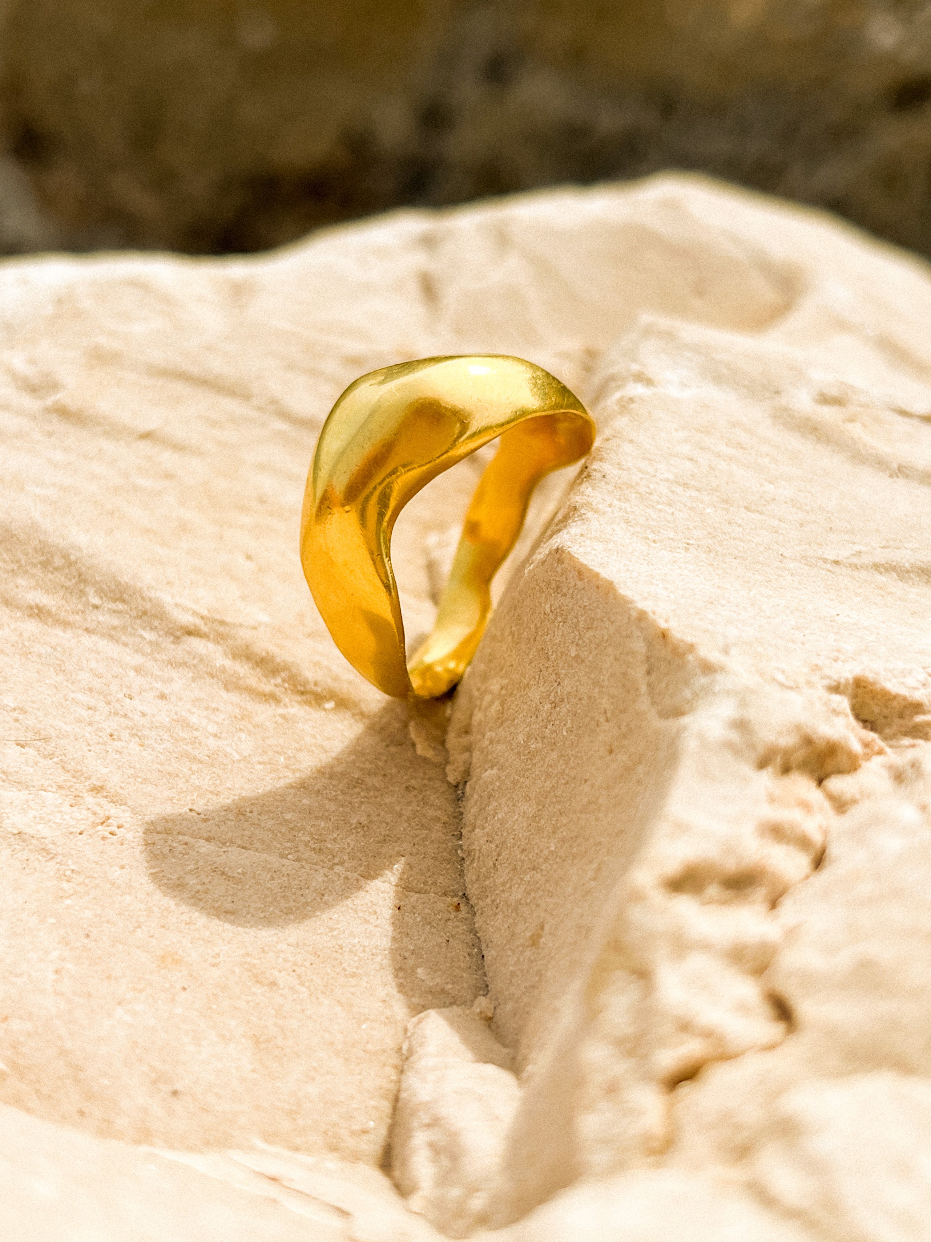 Nesoí Ring