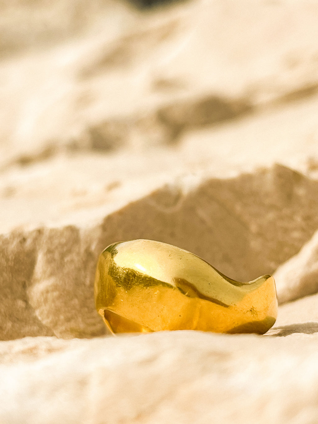 Nesoí Ring