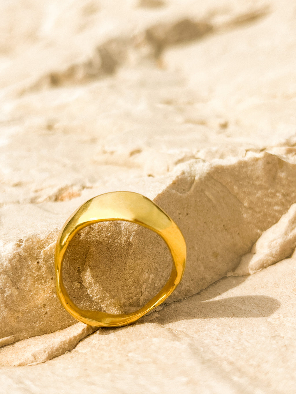 Nesoí Ring